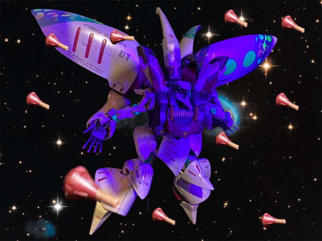 「それって…」マチュとニャアンが聞いたその言葉で、場の雰囲気は一瞬にして変わった。「女の子が出てくる夢。桃色の長い髪で、歳は私たちよりも少し下ぐらい？」「やはり貴方がたもでしたか…そして、時を同じくしてシスルナ宙域で小規模なゼクノヴァ現象を観測。再び正体不明のオブジェクトが現れたのです。」「また違う世界のララァの乗ったシャロンの薔薇なの？」「いえ、今回はシャロンの薔薇よりは遥かに小さいMSサイズの白い機体でした。損傷が激しかった為、ガンダムクアックスを使って何とか回収する事は出来たのですが、、、コクピットは無人だったのです。」