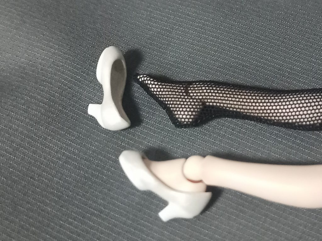 ラクスキットのパンプスはバニー目線だとヒールがちょっと寂しいので加工当初は「タイツを足首関節覆うぐらいの長さでカットし熱処理にてかかとを自然なラインにした上で足の甲には余ってるタイツを切り取って接着」の方法で検証まで終わらせていたんですが、30MS素足パーツをパンプスにあてがってみると「これ履かせれるな」の大きさだったのでいざ失敗した時の不安はありましたがえ～いままよで内部をくり抜きなんとか形になりました履かせる仕様にした事で生足ver.や素足ver.にしたい時用に余計な交換パーツ作らなくて済んだのでよかったです(о´∀`о)