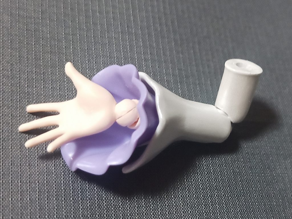 腕は30MSの上腕軸に挿せるように加工、手首も30MSの可動部を仕込めるように短く切って穴あけ加工、ハンドパーツ基部は厚みがギリギリだったので穴あけには気をつかいました^^;ヒジ関節も30MS関節に置き換えれば完全に全体まるごと30MS仕様になるんですがここはまあ特に問題ないのでそのままで