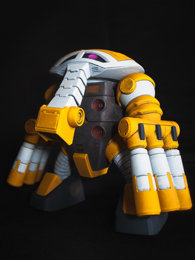 頭部の合わせ目はLEDの交換とか色々あるから、消してないねん。て、誰かに向かって言うてます。