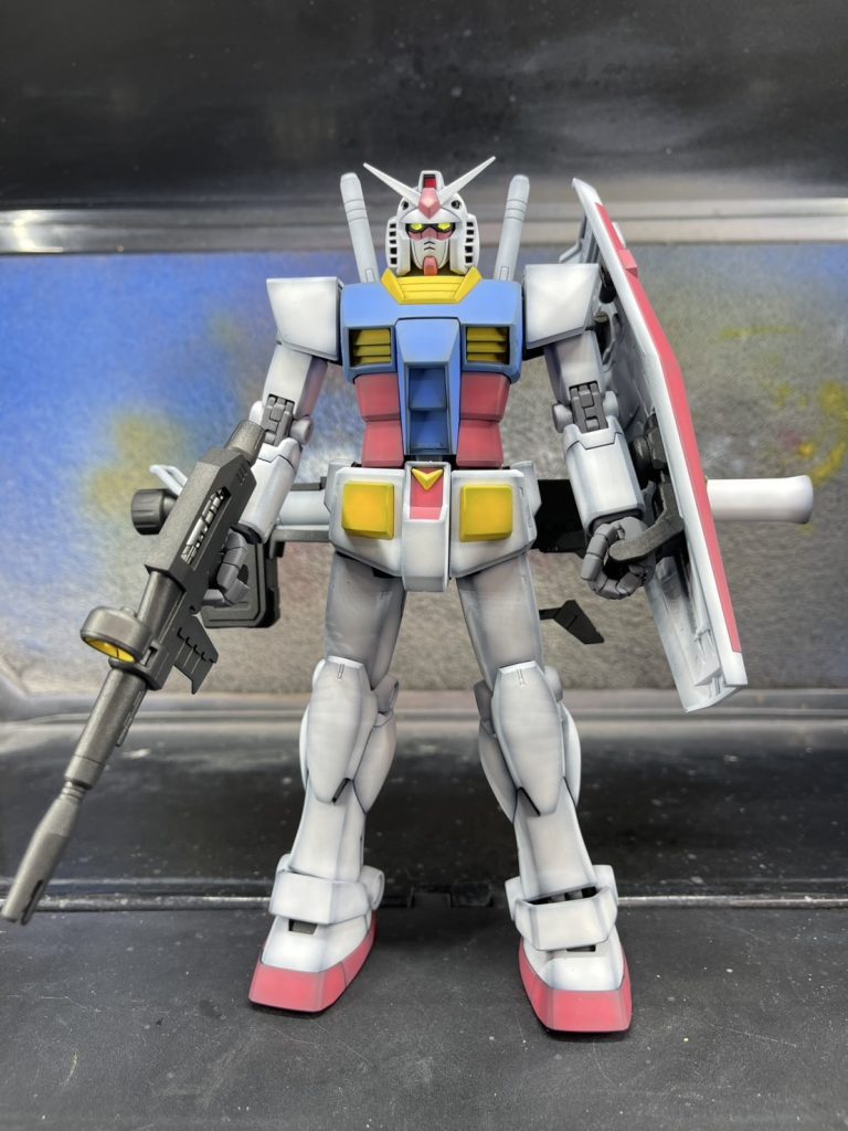 これまでは缶スプレーオンリーだったのですが、最近、エアブラシを導入して思い切ってグラデ塗装に挑戦してみました。歴代RX78-2の中で何気にこの2.0のプロポーションが一番好きです。