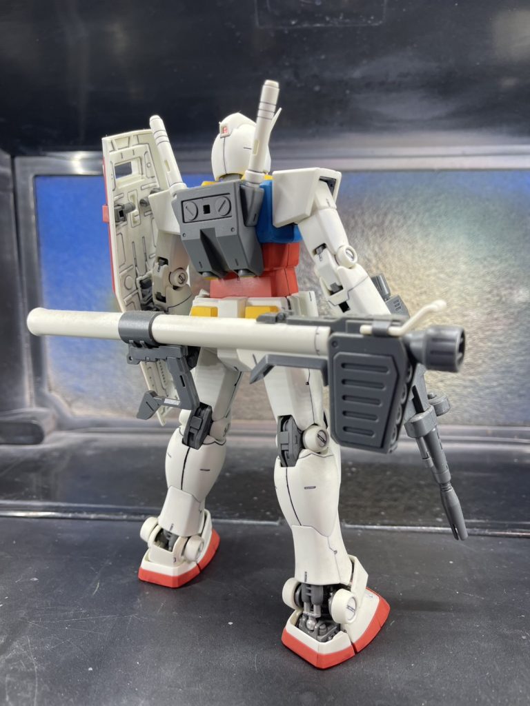 足首の白パーツを紛失したので、これまた昔に購入したMGジム2.0から拝借しました…