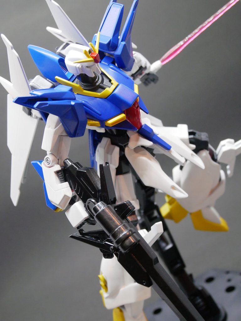 バウをベースにカスタムビルドしたガンプラ「ガンダムリントヴルム」からさらに変形機構をオミットすることで機体安定性を向上。可変型MSの名残として独立二層式のデュアルフロートアーマーや、バックパックにフレキシブル・バインダーが装備されており、バインダー自体が可動肢として作動することで、AMBACや大気圏の整流作用などで機体の運動性を向上させている……という設定。