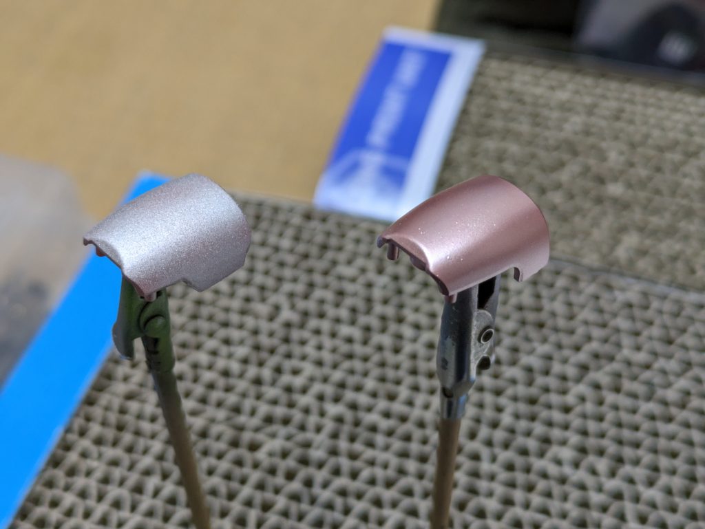 下地シルバーにしてあります。黒だとピンク色が目立たなくなるそうなので。