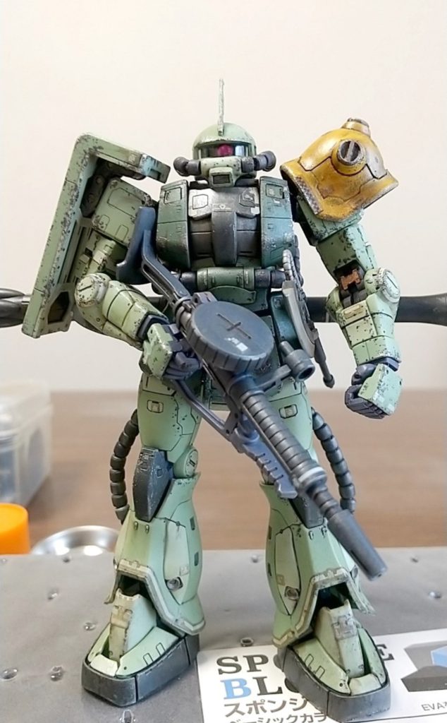 地球降下時はザクF型の設定なのでRGザクFを使用しましたブレードアンテナとイエローショルダーはジオニックフロントオープニング映像のイメージです