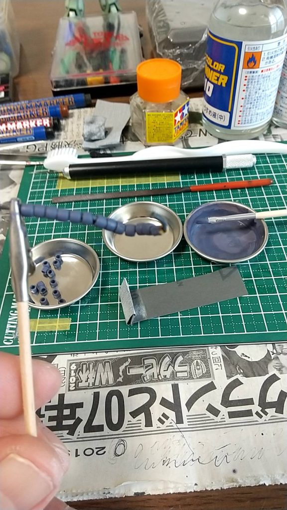 動力パイプを1つ1つ紙ヤスリ→400→800→1000をかけて…塗装の時は楽しい時間でした