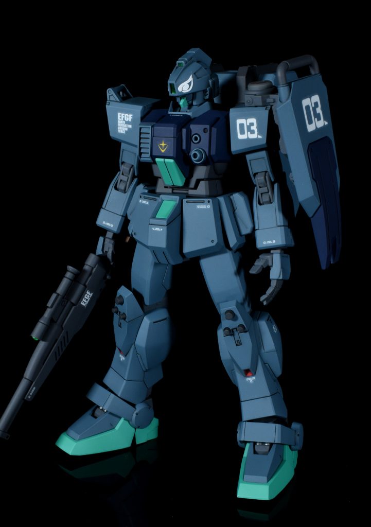 グレー系で落ち着いた印象にしています。特殊部隊風。頭部をez-srの物に変更、スナイパーライフルを装備、シールドを肩掛けに変更しています