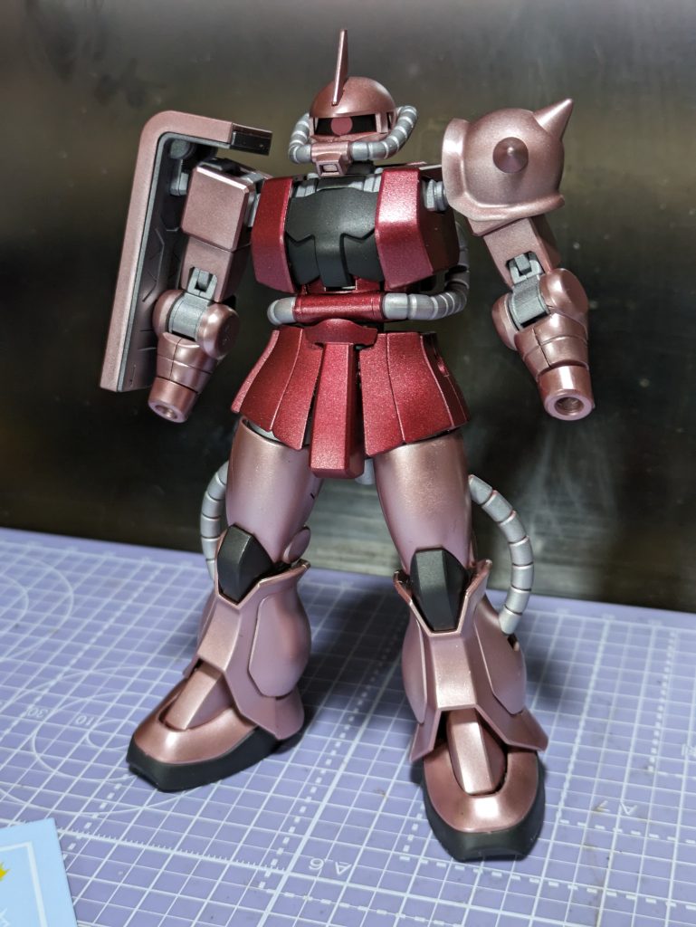 胴体はブラッディレッド、関節とパイプはピンクゴールドと同時発売のスーパーマットアルミで。脚部の黒はグラファイトブラックです。これはつや消しデカール前です。