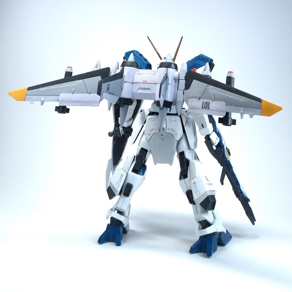 スジボリもプラ板貼りも初試行なので、よくわからんままに見様見真似でやってます…スジボリはRGストライクのデザインを参考にケガキ針とガイドテープでゴリ押し、プラ板はセリアで売ってる0.5ミリ厚のもの（百円で三枚入り）を台形に切って各所に貼ってます。