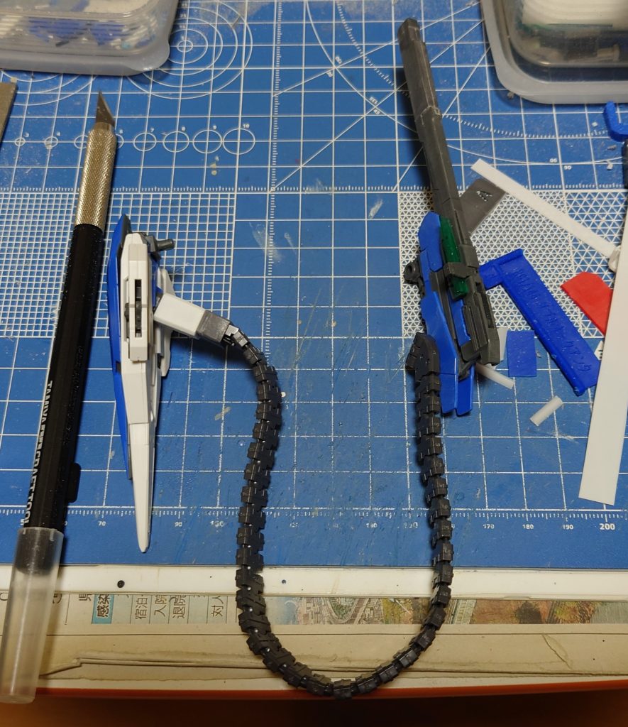 メイン武装のGNバスターランチャー。エクシアリペアⅢのロングライフルとクアンタのバインダーをベルトリンクで合体させた簡単制作。銃口は長方形にしてブラスターっぽく（？）しています。