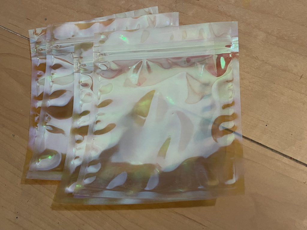 光の翼は100均のキラキラしたファスナー付きの保存袋？を使用