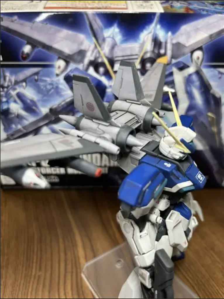 バックパックはガンダムマーカーでなんちゃってグラデーションするだけで一気にかっこよくなりました。