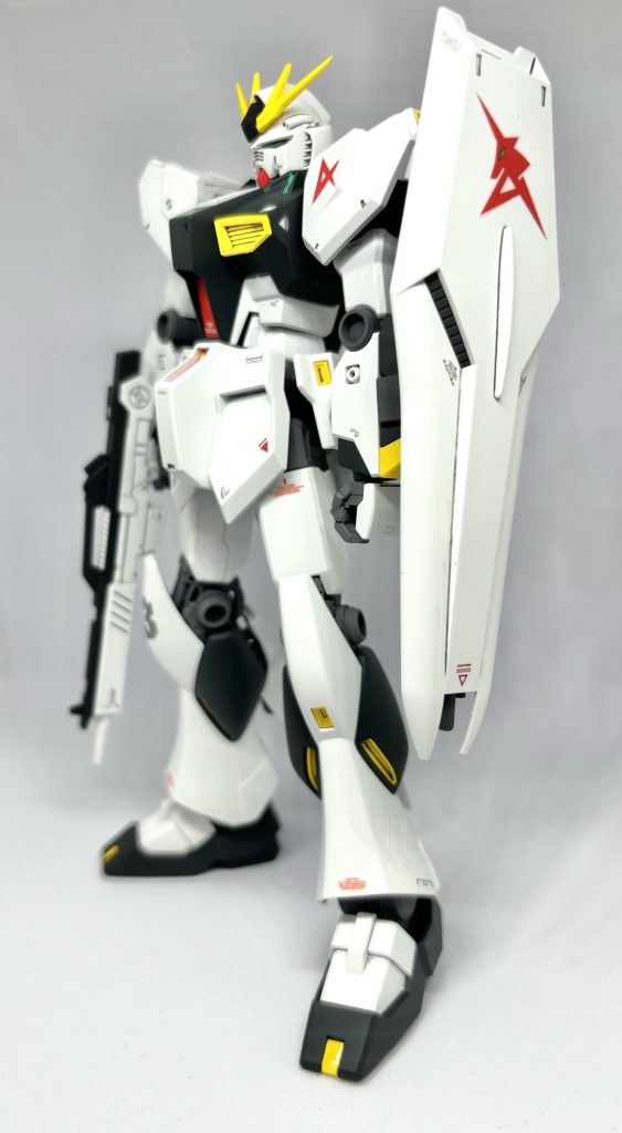 肩と盾のマークは、デカールではなくマーキングシールを使用周りとの段差を目立たなくさせるため、予めマークのラインぎりぎりでシールをカットしてから貼っています