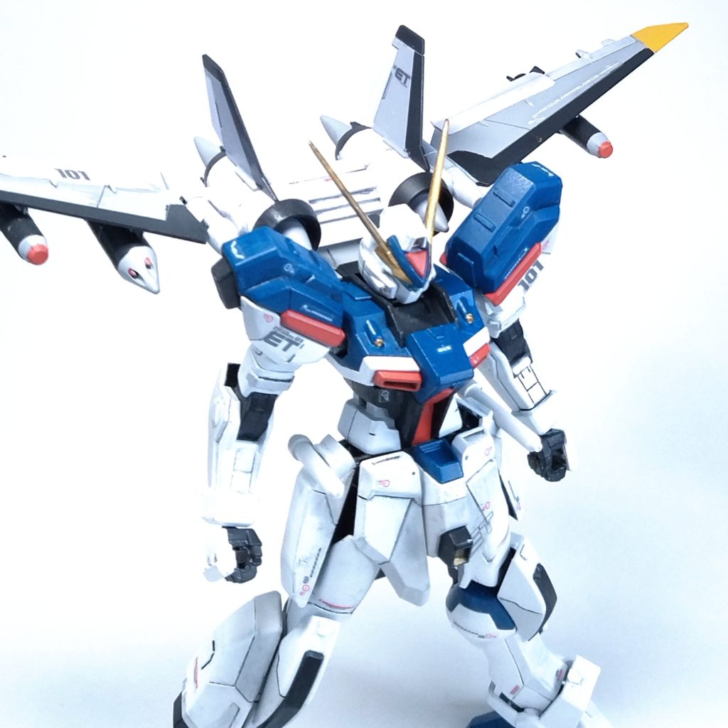 今回は珍しくデカールも貼って仕上げてます。本当は同じ連合機であるRGストライクのリアリスティックデカールを使いたかったのですが、見つからなかったのでRGフリーダムのもので代用してます。なのでご覧の通りエターナル配備仕様になってます。まぁブルーコスモスを見限って三隻同盟側に付いた機体も居ないこともないかもしれませんし…