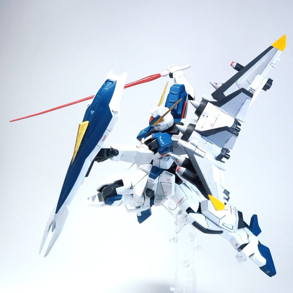 シールドのジョイントは塗装中にへし折ってしまったので、プラ板で手持ち用のグリップを新造しました。これが意外といい感じ。サーベルエフェクトのグラデーション塗装もやってみたかったのですが、やはり筆だと無理がありますね…