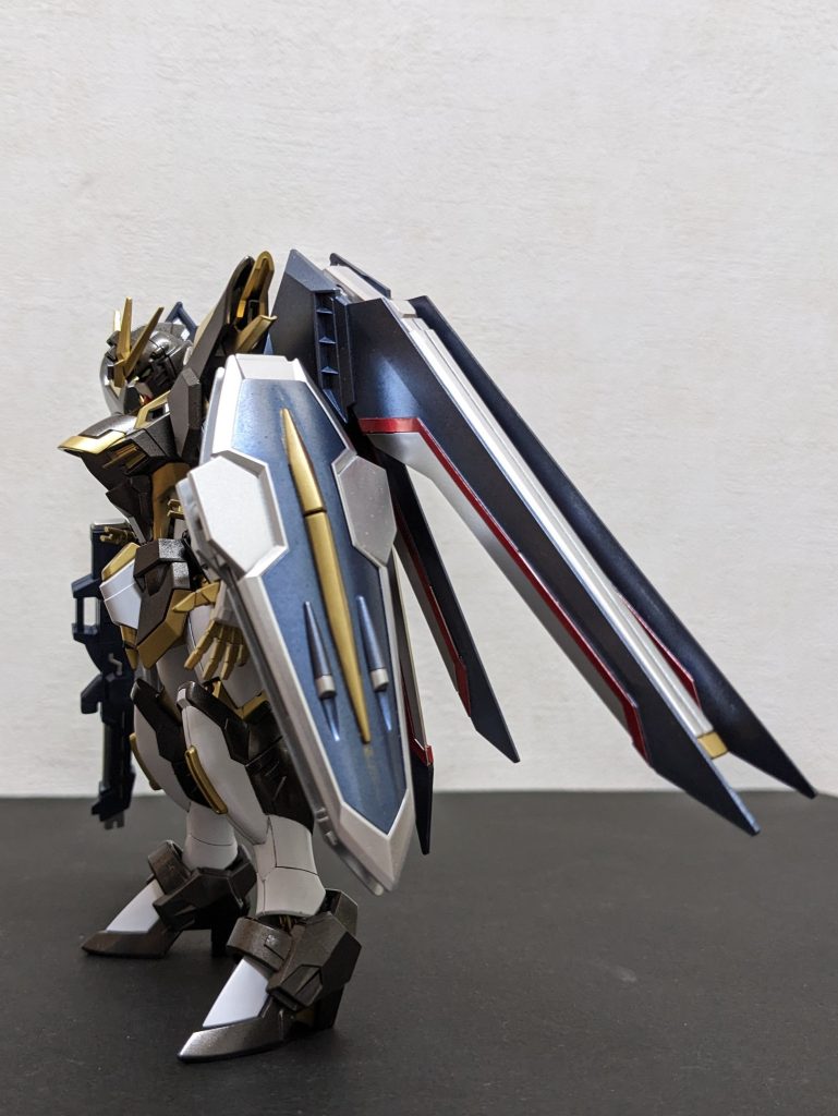 左側面黒っぽいところは、本体はメタブラック、バックパック、武器等はメタダークブルーと、色を変えることでメリハリ付けてみました😄