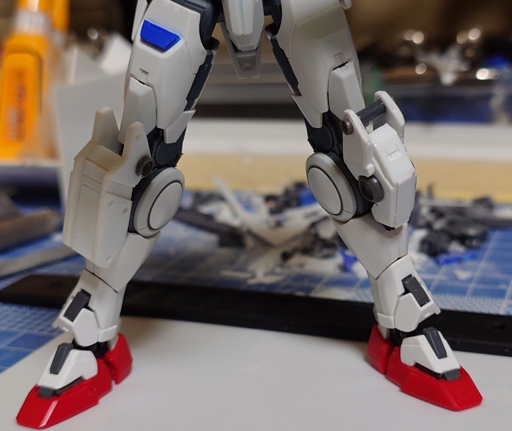 左ひざのアーマーを小さくしたのが功を奏したのか全体的にシュッとなっていい感じのスタイルになった気がしますね。両ひざアーマーはフルスクラッチしました。