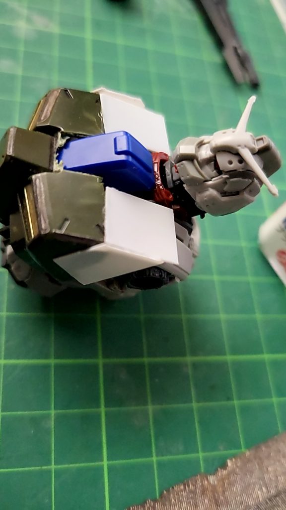 胸部にはハイザックのフロントスカートを取り付け本体との隙間を0.3㎜プラバンで塞ぐ