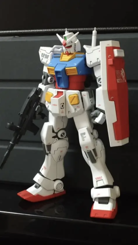 脚部　太腿はジム改、他全てカスタム使用し膝はキットをフレームにセミスクラッチ。脚首から先はジム改をつま先上りに良くある改造して、足首関節を追加しアンクルアーマーも追随して傾きます。スネは削り込んでカスタムのラインからver.kaに近付くようガンバリ、脹脛下も凸？膨らんでいるのを修正。脚首カバーは作りたかったけど、力尽き次回の課題へwスカスカなので気にするなら21ガンダムやジムのカバー切り取って加工すると良いと思います。バックパック　ジム改を使いサーベルラックのみ同じパーツを2個準備、最近は部品販売がwebで完結出来て便利〜と思いきやほとんど売切れで使えませんなwあっ、首汚いなwww