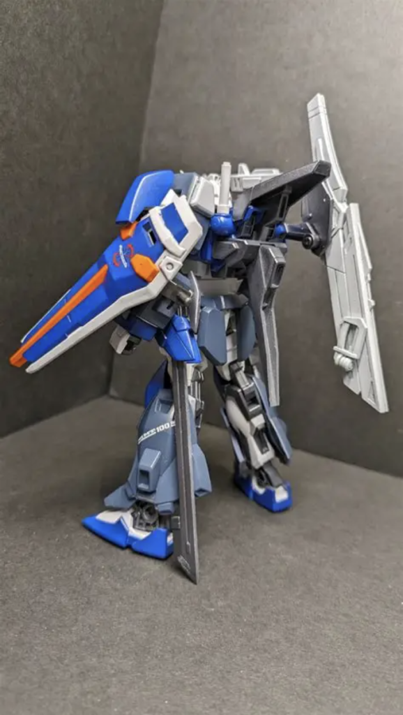 バックパックにビーム砲を追加腰部にはレーザー対艦刀を装備