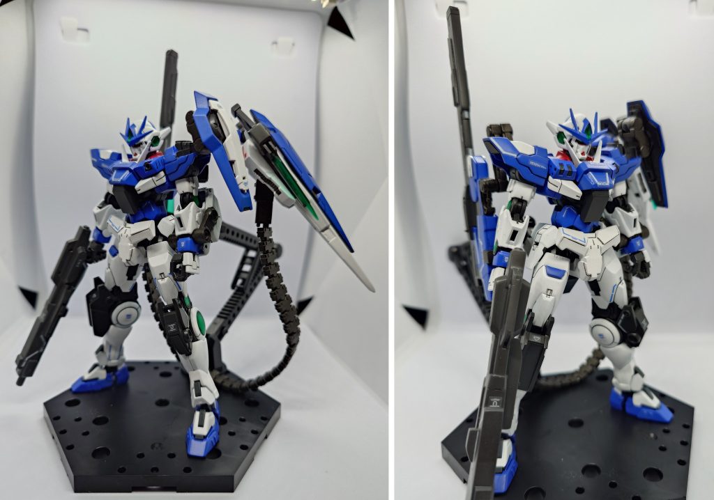 完成写真。メインカラーは青と白、関節はニュートラルグレーⅤに黒とか白とか混ぜたもの、ベルトリンクやユニットアームはガンメタで塗装しました。前作のエクシアリペアと同じですね。個人的お気に入りは襟を赤にしたところですね。いい感じに映えてるかと。