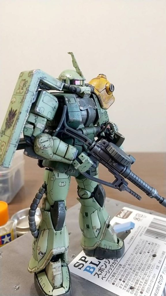 この機体はザクのメインカラーは塗装せずウォッシング+チッピング+ドライブラシ+スミ入れ+艶消しコートの簡単フィニッシュで完成したら見えなくなる関節は全塗装です