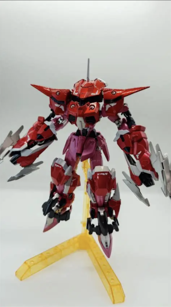 ズゴックモード映画見て、頭にジャスティスの角が嵌るようにこちらにも追加工。少しでもズゴックに寄せようと、カメラアイは◯形状にしました。こうして見ると、腰回りが少し寂しい気も。