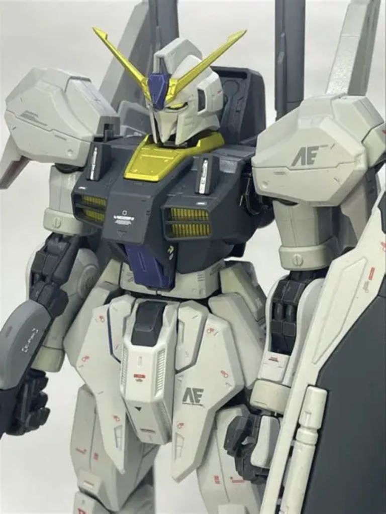 久しぶりのREキット。MGほど複雑でもなくHGを大きくしたような作りでとにかく頑丈。それでいて各パーツ、ディテールが細かくて情報量が豊か。