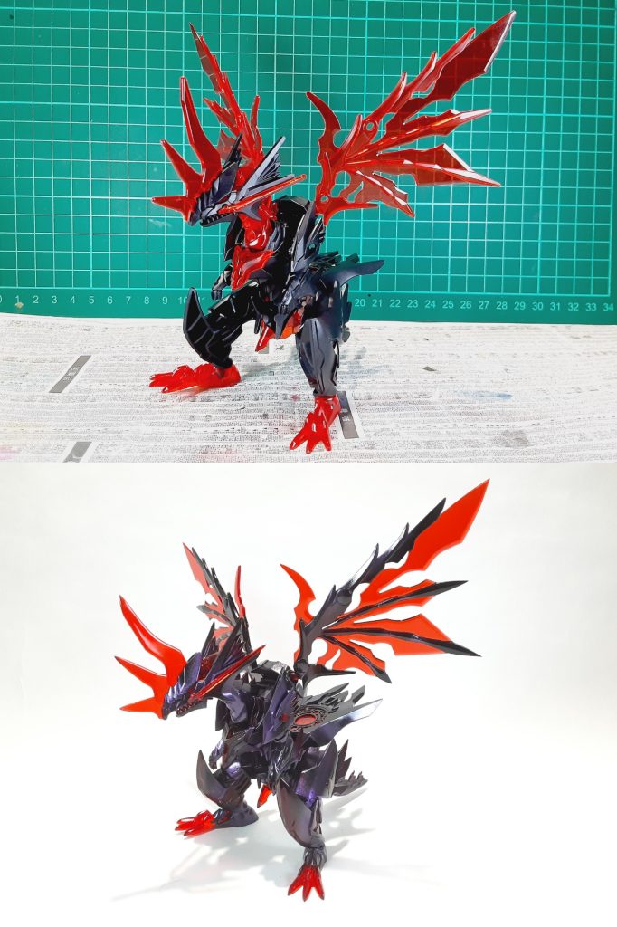 塗装前との比較基本的な加工は全体のシャープ化、肉抜き処理。肩や膝はプラ板を貼り整形、爪は分割、腕やしっぽは切断し可動を仕込み、羽.腕.脚の3㎜ジョイントは使用しないので塞いで整形。