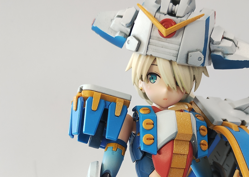 ガンダムローズの特徴的な頭部=ナポレオンが被ってる二角帽をイメージした形状は、そのまま帽子として表現しました。 30MSは帽子・ヘルメットに向いたパーツが少ないので、30MM中心とした「でっちあげ」です。帽子の扱いにしたことで、脱いだり被ったりでき、ディスプレイの幅が広がった気がします。 ガンダムローズのアンテナがつくと「あっこれ帽子なんだな」となるのではないかなーと思ったり。 髪型はジョルジュの前髪を意識しました。いわゆる「メカクレ」というやつですが、「左目が前髪で隠れる」ヘアパーツをチョイスしたことで、ガンダムローズのマントとの一体感が出ましたね。パーツチョイスの勝利!そういった意味でも、このキットが「単なる美少女プラモ」というよりも「ガンプラを幹にした表現」というところをお示しできたいんじゃないかと思っています。