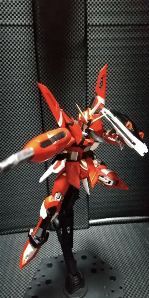 機体右腕部に装備される【高エネルギービームライフル改】は本機兵装の中で唯一の射撃武器であり、砲身からビームサーベルを発振することで近接戦闘へ速やかに移行することが出来る。