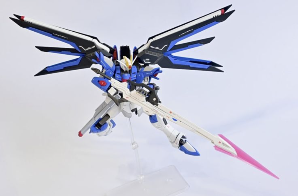 カラーリングは翼だけ自分好みに変更しました。白の塗り分けがめんどくさかった訳ではありません。