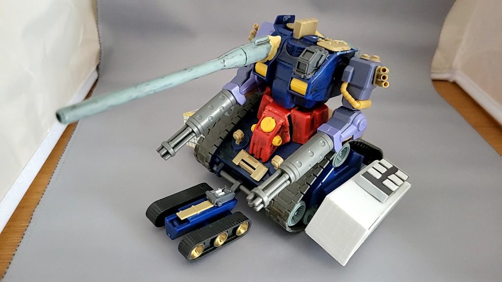 ハイザックの腕にガトリングを取り付け左右にプラバンを箱組してつくったミサイルポッドを取り付け戦車のジャンクパーツでディテールアップ