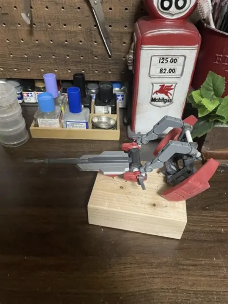 キャノンを展開したり折りたたんだりするギミック、苦戦しましたが楽しく作れました。クシャトリヤのバインダーのジョイントがいい仕事してます。