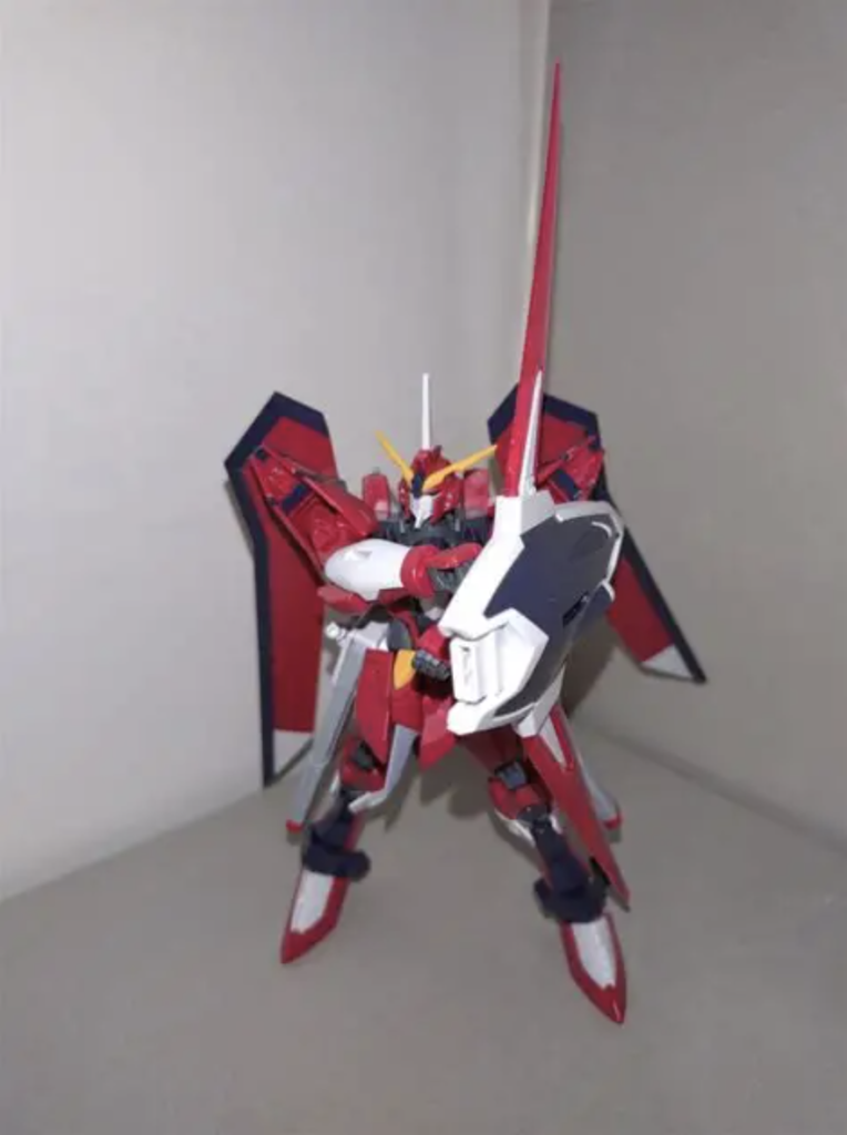 シールドブーメラン「ブーメランモード」シールド両側のビームブレイド、および先端部のビームピックを展開しつつ、シールドを飛翔兵器として使う。