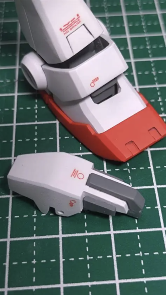 膝のフレーム？っぽい真ん中は、足に入り込むように。あ〜拭き取りが汚いね…老眼とか近視も有るのでご勘弁を。つま先は3ｍｍ程度はカットして、コの字ディテールはスジ掘り直してます。スネ下端の凹はジム改とかと同じ長さになるよう、プラ板貼って縮小化。