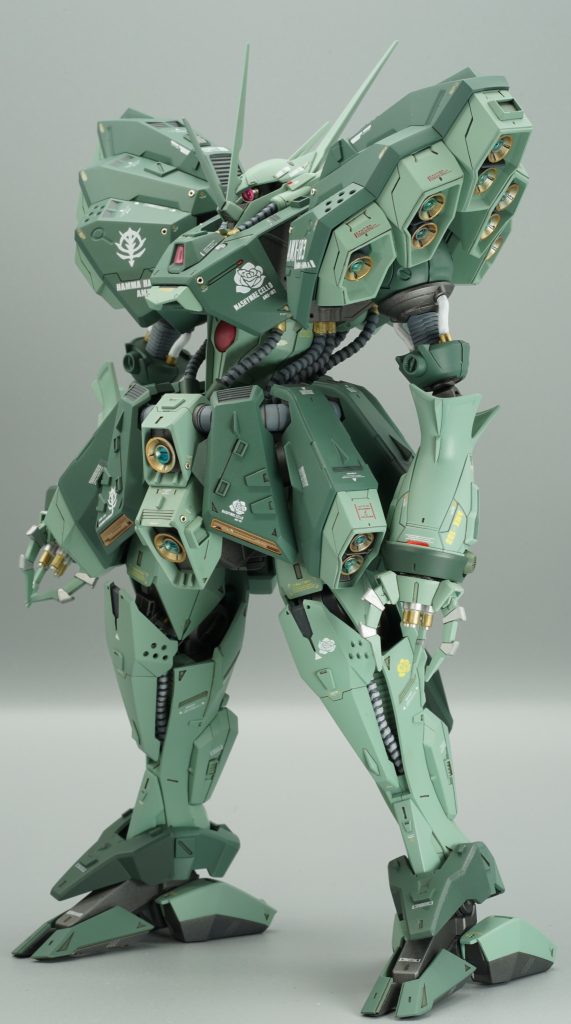 数ヶ所にブチ穴っぽい加工をしました。良いアクセントになったと思います。このキットですがとにかく関節がユルユルで自立させるのが難しい。パーマネントガーニッシュを利用して軸を少し太くしましたがそれでもよく倒れます。写真撮影中も何回倒れた事やら。