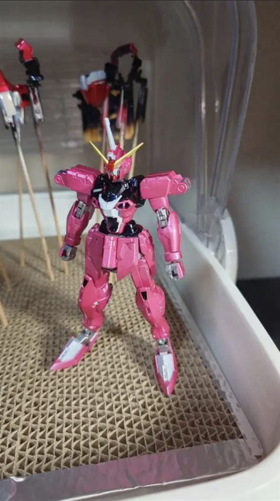 外装完成前ピンクに塗るとジャスティス感が増す不思議