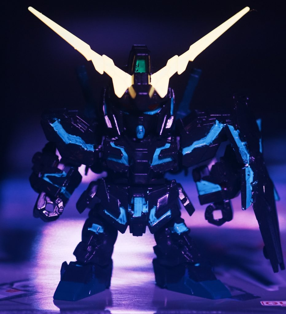 暗闇だとより強く。