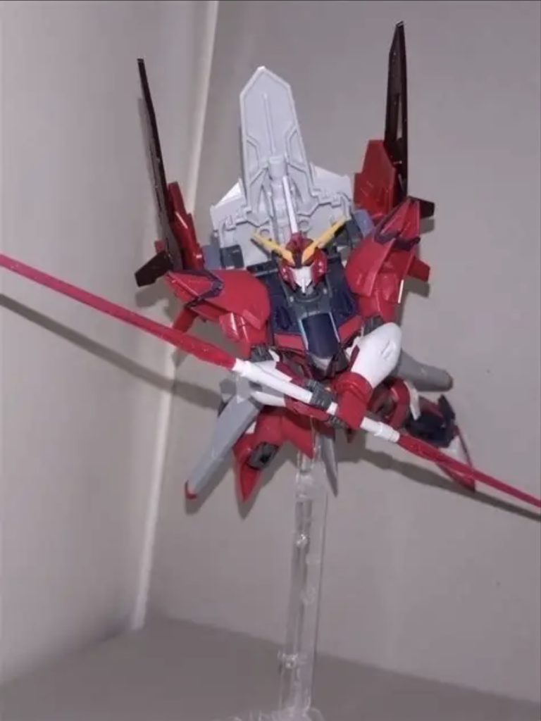 ビームサーベル一般仕様とは異なり、ビーム刃が赤くなっただけでなく、連結可能になっている。余談だが、ZGMF-X09Aジャスティスのパイロットが常に連結状態でこれを使用していたのは有名。