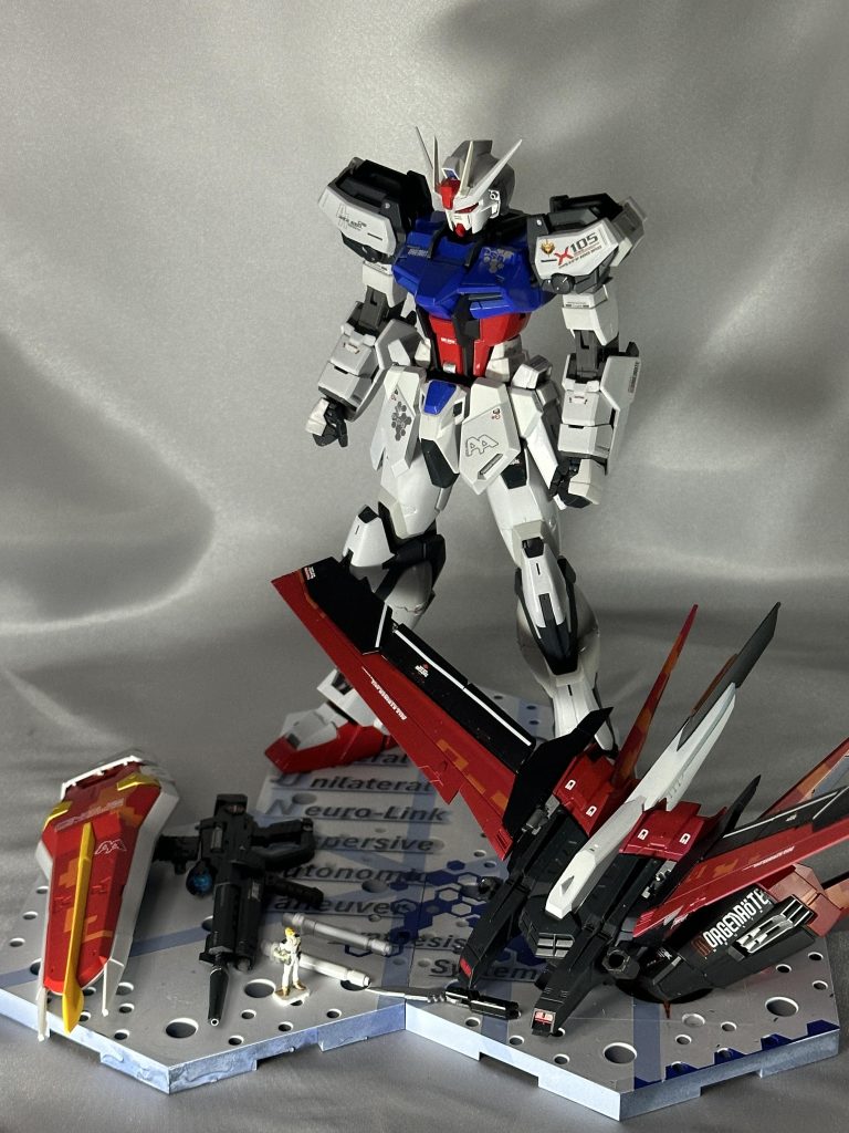 台座のデカールは自作、パイロットも筆塗りで