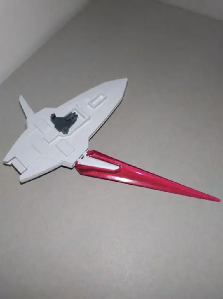最後にちょっとした工作。シールドブーメラン両側のビームブレイドは、ウイングを外し、イモータルジャスティスのヴィーゼルナーゲルのグリップ部分をはめ込んだだけですが、これを引き出してからビーム刃をつけ、内側に押し込むことで固定しています。またビーム刃のみをミゾにはめ込む方法もあります。