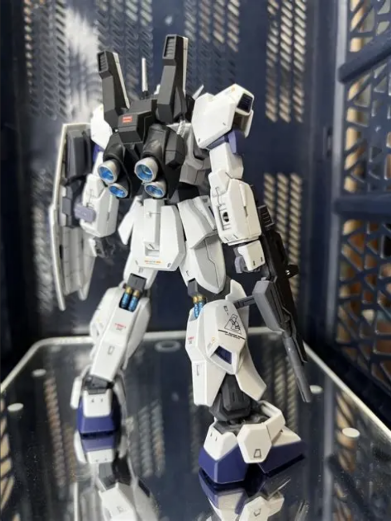 カラーは真っ白にティターンズブルーを使いました。