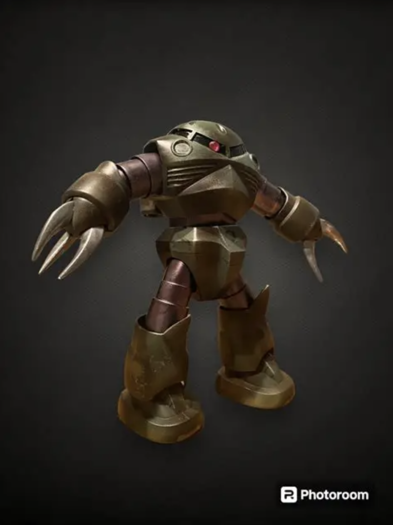 表面処理からサフを吹き、MSVマーカーのグリーン、カーキ、ブラウンを中心にガンマカエアブラシで仕上げました。前のHGと同じカラーだけどデカいので塗料がすぐ減る。モノアイは最初に付いてたところ削ってキラキラシール貼りました。