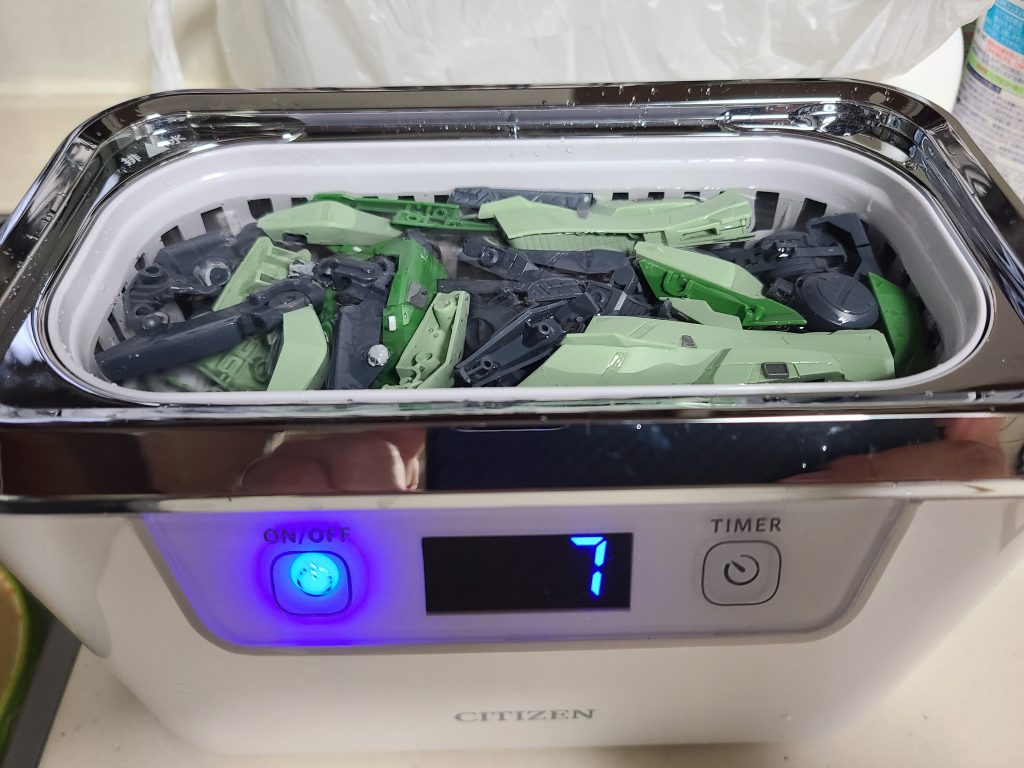 今回超音波洗浄機を利用しました。削りかすが取れたのとパーツ表面が綺麗に洗浄出来ました。気のせいかもですが塗料の乗りも良かったような・・・。