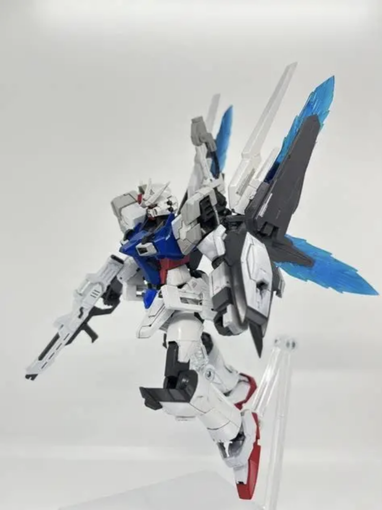 機体の名前の末尾付けられている『R』はRemind『思い出させる』やReproduction『再生』などの意味を持っている。新型ストライカーのドライグストライカーはオルタナティブプロジェクトでロウからもたらされたヴォワチュール・リュミエールの技術を使っている。