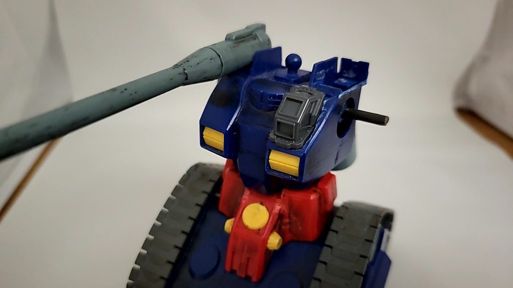 左胸をくり抜いてモビルワーカーのコックピットを取り付け