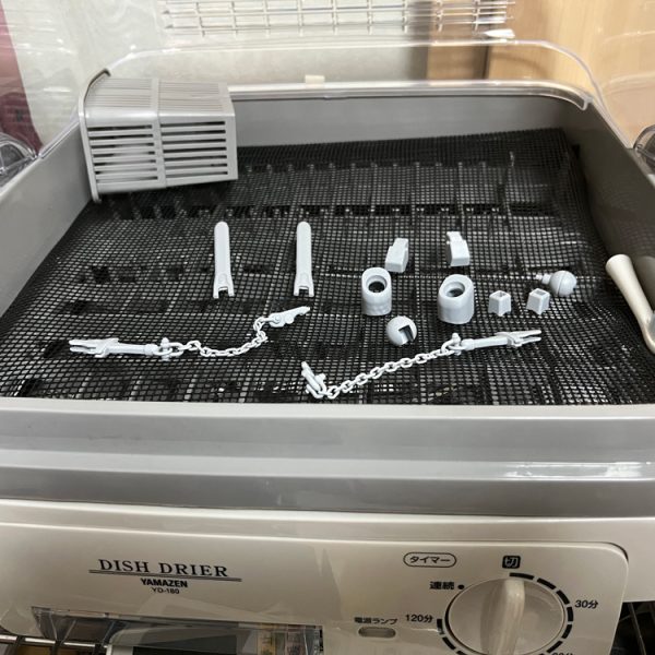 お籠り作業継続中ですが、ちょうど中間作業が発生したので、お爺の作業写真UP…果して答えになるのだろうか…？。まぁ漢は約束守れと父の教え…お盆近し。父ちゃんお帰り(´-｀*)写真・プリントアウト(個別の傾きは重視表面と脱落防止考慮)・歯ブラシ手洗い/洗浄液タッパ詰め・水に浮かべ超音波洗浄・回収拭き上げ後に、おなじみ(笑)の食器乾燥機行き。・紫外線硬化作業　(太陽光/紫外線アレルギーなので起動後脱兎の如く逃走(笑))組み上げチェック後データ側問題修正…以後繰り返す。データ作成編はここの趣旨とズレるし、箱組を重ねてバランス取り後に部分ごとディテールアップという予想の範疇の地味な作業であり、スペシャリストでもないので控えておきます…。 製作の山場は越えたので、以後は一応の完成まで行った後は、RGガンダムと同様、今後もエンドレスで推敲手直しを続行。さて、次はジムの宿敵かムキムキジムか…？(どっちもRG)…いやいや、ここらで一度色塗れよ！…(＠_＠;)あっ…！（4枚目）