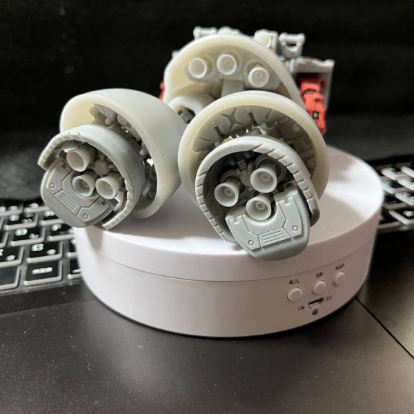 現時点出力完了分の残り。テストプリントごとに組み直すので、調整不足自作パーツに流用ポリキャップが傷みます。ガンダムの時のRGフレームは時間かけて慎重だったお陰で7年耐えて完成後に旅立ちました(ポッキリ…親孝行(T_T))が、ドムも同様に無駄にしない様に愛情を心掛けます。妹/弟達にはこの経験を生かすから許せ…(ノД`)・゜・。何故か上澄み？で半透明になっていたレジンも継ぎ足しで色が戻りました。そんな中プリント時にレジン液に紛れて見失っていたノズル数個を発見出来たので、誤魔化してたローアングル写真アップして(倫理的に問題の無いヤツ/笑)からとします。今後の修正目録・ザク腕改造(参考用装着)　(肩球状外装自作(上腕側接続軸2mm延長))　…レジン軸折れないって凄くない？。　肘当て自作(大型化)　手首自作？・サーベルのフック幅誤り深く掛からない件修正(2mm削減)・足改造　太腿外装：H1.5mm・内側固定構造2段幅に修正　足甲上部脛側2㎜面取りにて可動担保・ヒート剣(ロッド/通常版も逃げずに製作)見て、反応下さった方々に元気を頂き、暑気にも幾らかは体が慣れて動けている間に短期間引籠りで頑張りま～す。…もうホバー足(リックじゃない仕様)もやる?…(^^;)（6枚目）