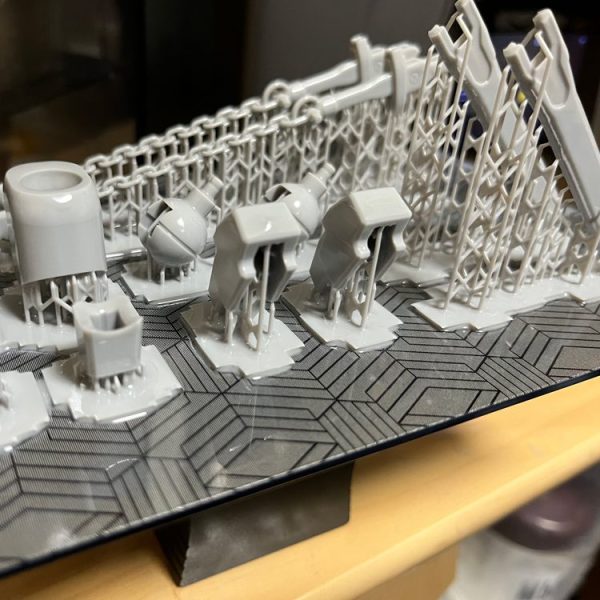 お籠り作業継続中ですが、ちょうど中間作業が発生したので、お爺の作業写真UP…果して答えになるのだろうか…？。まぁ漢は約束守れと父の教え…お盆近し。父ちゃんお帰り(´-｀*)写真・プリントアウト(個別の傾きは重視表面と脱落防止考慮)・歯ブラシ手洗い/洗浄液タッパ詰め・水に浮かべ超音波洗浄・回収拭き上げ後に、おなじみ(笑)の食器乾燥機行き。・紫外線硬化作業　(太陽光/紫外線アレルギーなので起動後脱兎の如く逃走(笑))組み上げチェック後データ側問題修正…以後繰り返す。データ作成編はここの趣旨とズレるし、箱組を重ねてバランス取り後に部分ごとディテールアップという予想の範疇の地味な作業であり、スペシャリストでもないので控えておきます…。 製作の山場は越えたので、以後は一応の完成まで行った後は、RGガンダムと同様、今後もエンドレスで推敲手直しを続行。さて、次はジムの宿敵かムキムキジムか…？(どっちもRG)…いやいや、ここらで一度色塗れよ！…(＠_＠;)あっ…！（1枚目）